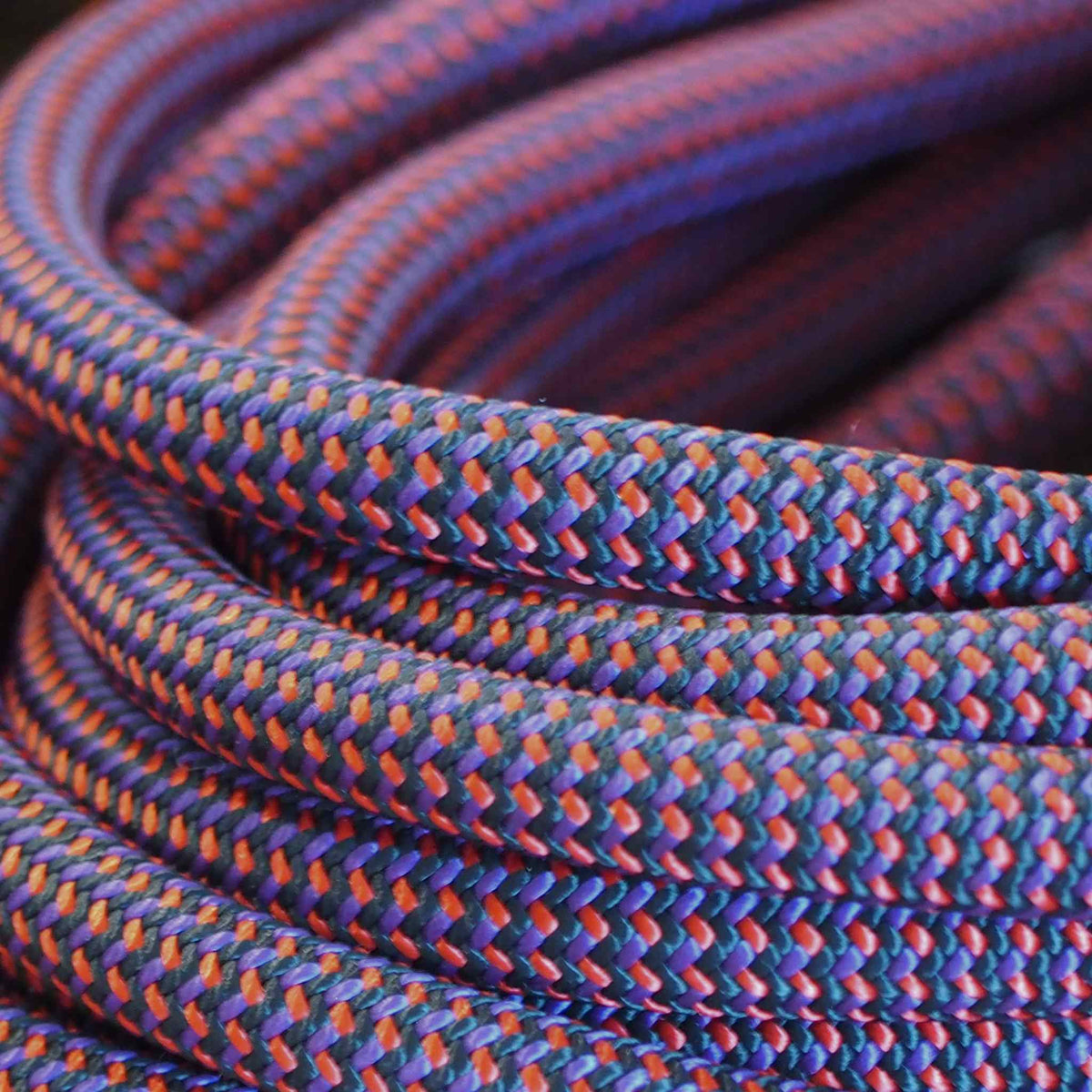 Ice Wine red/Burgundy rope dog leash by North Tail — handmade in Ontario with genuine UIAA certified rope and an auto-locking swivel carabiner. Durable and colorful leash designed for active dogs and outdoor adventures.